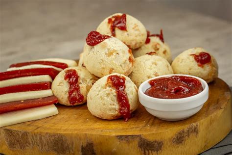 Delícia perfeita Pão de queijo recheado goiabada