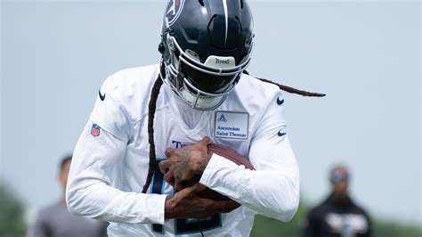 Patriots Exec Opens Up On Failed Deandre Hopkins Pursuit