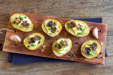 Pommes De Terre Cuites Au Four Avec Le Champignon Image Stock Image