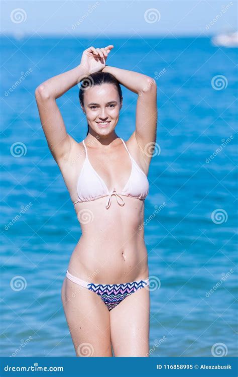 Machen Sie Junge Frau Im Bikini Nass Der Im Meer Aufwirft Stockbild