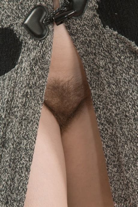 A Morena Sorridente Elsa Hanemer Despe A Roupa E Deita Os Dedos Na Vagina Peluda CoedCherry