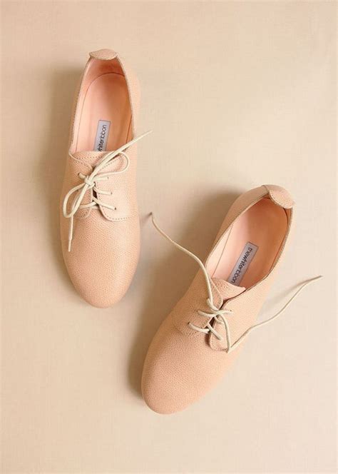 The Oxford Shoes In Textured Nude Leather Etsy Oxford Shoes Leather Shoes Woman Nude Leather
