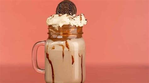 Aprenda Duas Receitas F Ceis De Milkshakes De Chocolate Para Refrescar