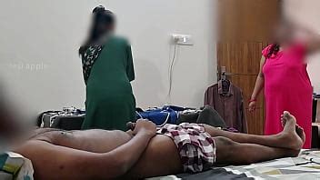 Dick exhibiéndose delante de dos sirvientas XVIDEOS