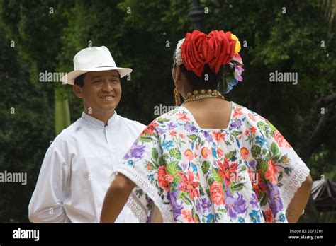 Mexico mexican folklore dancing dance hi-res stock photography and ...