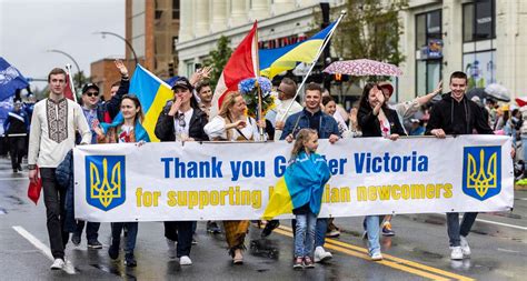 Tens of thousands line Douglas St. for Victoria Day Parade - Victoria ...