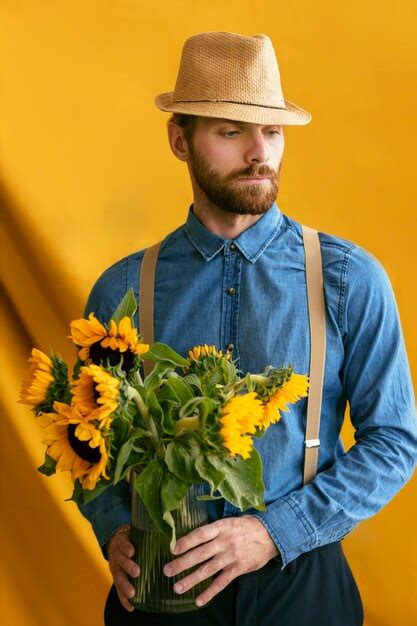 Retrato De Hombre Barbudo Con Sombrero De Paja Y Ramo De Girasoles