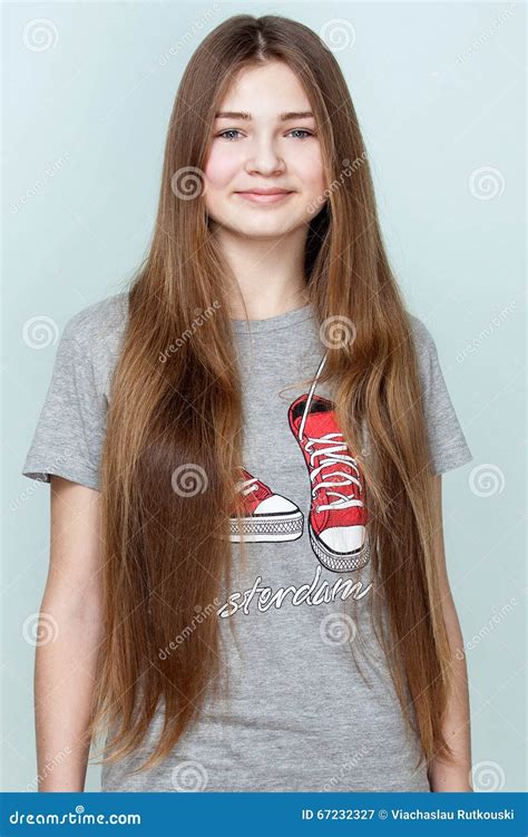 Retrato De Un Adolescente Sonriente Hermoso Con El Pelo Largo Imagen De