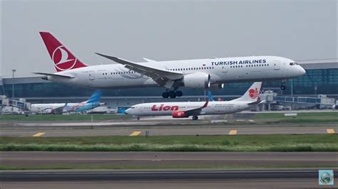 NONTON DARI DEKAT PESAWAT TURKHIS AIRLINES MENDARAT MULUS BANGET DI