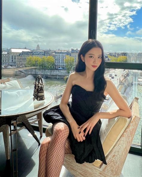 Blackpink Jisoo Steal The Spotlight With Her Stunning Visuals At Paris