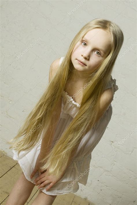 Teen Girl Fashion Model With Long Blond Hair Natural Beauty — Stock