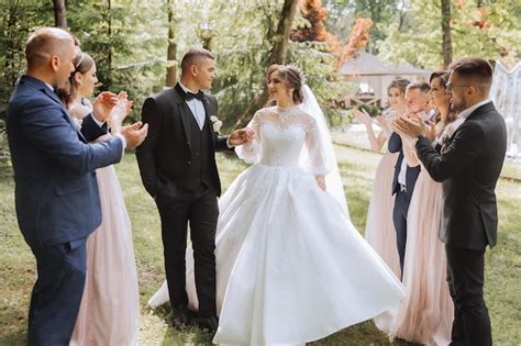 Portrait En Longueur Des Jeunes Mariés Et De Leurs Amis Au Mariage La