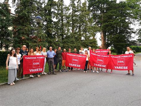 Varese Lavoratori Della Quiete In Presidio Vogliamo Lo Stipendio