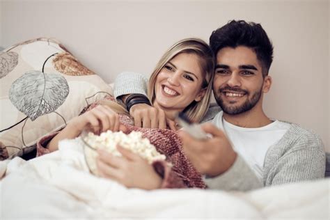 Pareja Viendo La Televisi N Y Comiendo Palomitas De Ma Z Foto Premium