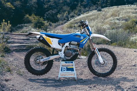 ESTILO RETRO SE APODERA DE LA NUEVA GAMA HUSKY DE ENDURO S Motos