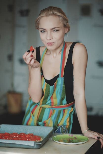 Mujer Cocinando Pizza En La Cocina Foto Gratis