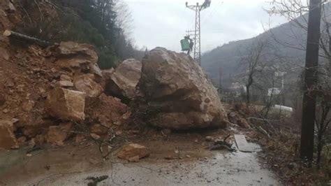 Artvin Hopa karayolu heyelan nedeniyle ulaşıma kapandı