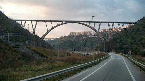 Catanzaro Uomo Cerca Di Gettarsi Dal Ponte Morandi Salvato Dalla