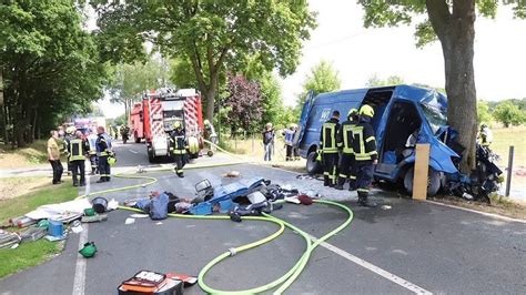 Lebensgefährlich verletzt 30 Jähriger fährt mit Transporter gegen Baum