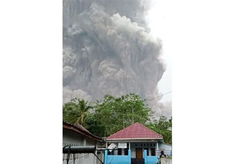 Video Miles De Personas Huyen Ante La Erupci N Del Volc N Semeru En