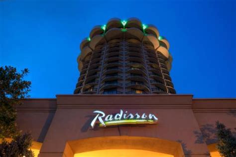 Radisson Hotel Cincinnati Riverfront in Covington, KY - Swimming Pool - Indoor Pool - Restaurant ...