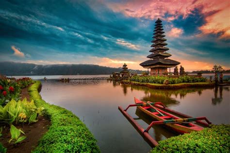 Pura Ulun Danu Bratan, Hindu Temple with Boat on Bratan Lake Landscape ...