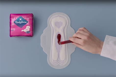 Marca de absorvente usa sangue para quebrar tabu da menstruação VEJA