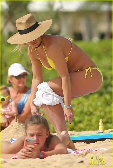 Photo Britney Spears Hits The Beach In Hawaii In A Yellow Bikini 06