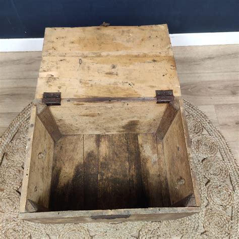 Antique small wooden craft box with lock - Le palais des bricoles