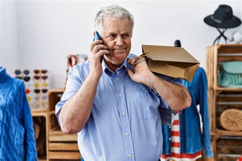 Hombre De Mediana Edad Canoso Hablando De La Compra De Smartphones En