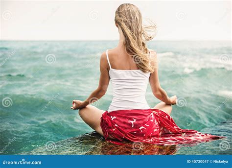 Meditación De La Mujer Joven En La Playa Imagen de archivo Imagen de