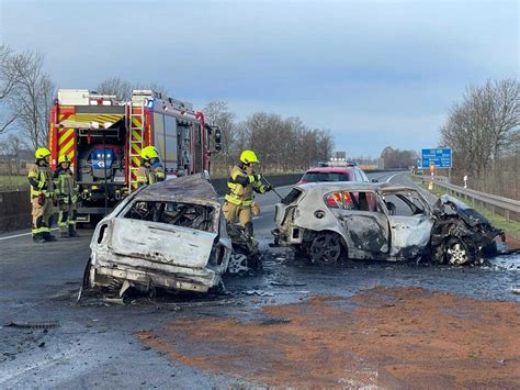 A In Nrw Stau Nach Horror Unfall Autos Brennen Lebensgefahr