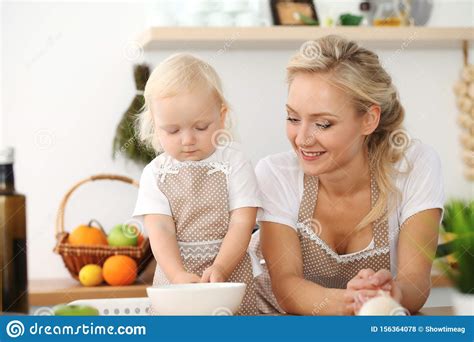 Madre Feliz Y Peque A Hija Que Cocinan En Cocina Tiempo Todo Del Gasto