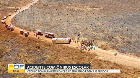 Vídeo Ônibus escolar tomba e deixa crianças feridas Bom Dia DF G1