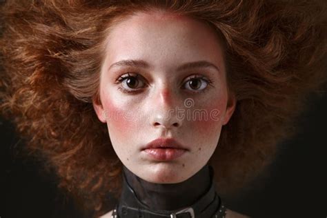 Retrato De Moda De Una Joven Hermosa Mujer Con Pelos Rojos Peinado