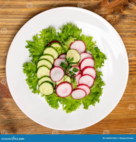 Salada De Rabanete De Primavera Pepino Ou Sal Russo Simples Foto De