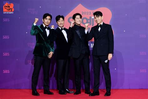 Les Stars Brillent Sur Le Tapis Rouge Des Sbs Entertainment Awards