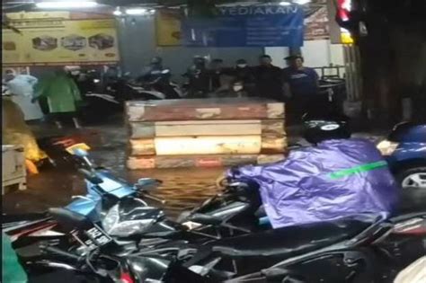 Banjir Rendam Sejumlah Kawasan Di Bekasi