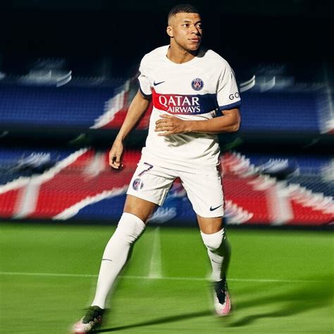 Il Psg presenta la maglia Away c è anche Verratti