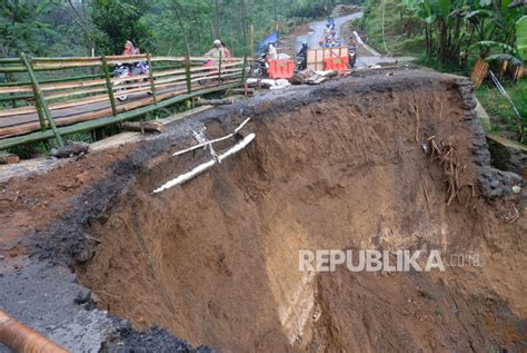 Tiga Orang Meninggal Akibat Longsor Lumajang Republika Online