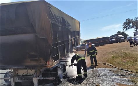 Carreta pega fogo na BR 153 e tem 12 pneus destruídos pelas chamas