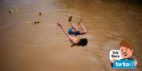 Warga Berenang Di Aliran Sungai Ciliwung Bukit Duri