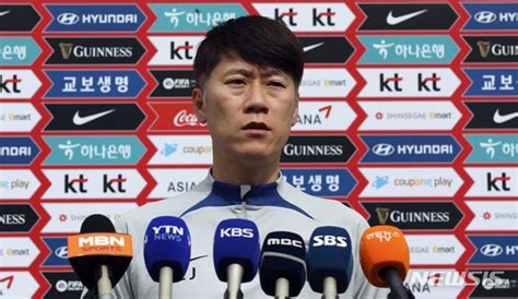 인터뷰하는 김은중 U 20 남자 축구대표팀 감독 네이트 스포츠