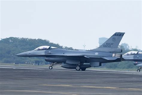 【快訊】f 16v墜機！例行訓練突墜嘉義東石外海 軍方急搜救失聯上尉陳奕 上報 焦點