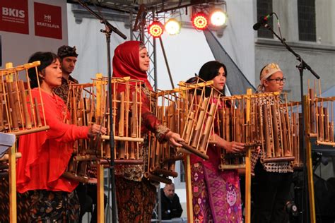 Cara Memainkan Angklung Dan Sejarah Singkatnya