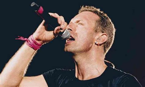 Chris Martin do Coldplay pede que fãs devolvam as pulseiras São caras