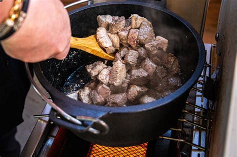 Ungarischer Kesselgulasch Aus Dem Dutch Oven Wie Bei Oma