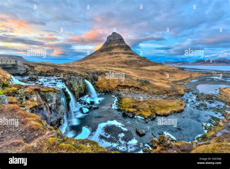 Berg Kirkjufell Mit Kirkjufellsfoss Wasserfall Tr Be Atmosph Re