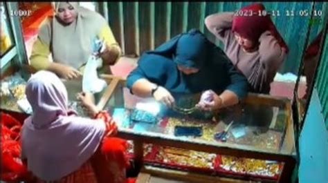 Viral Dua Emak Emak Kompak Curi Kalung Emas Di Lamongan Aksinya