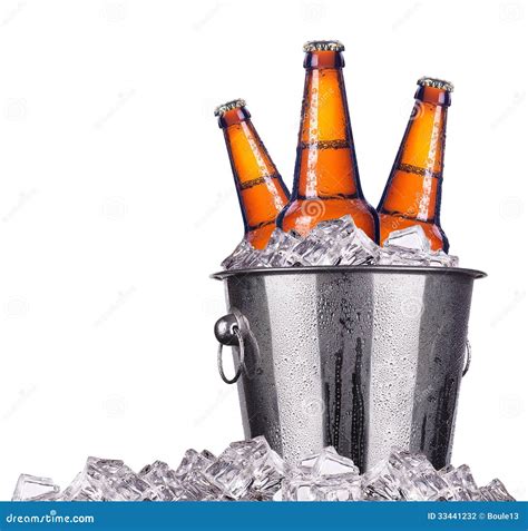 Garrafas De Cerveja Na Cubeta De Gelo Isolada Foto De Stock Imagem De